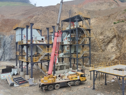 對(duì)比傳統(tǒng)水洗砂，制砂樓在占地面積、環(huán)保要求、生產(chǎn)效率、產(chǎn)品品質(zhì)等方面均實(shí)現(xiàn)了全方位超越。它不僅解決了水洗砂 “占地大、污染重、靠天產(chǎn)、品質(zhì)差” 的痛點(diǎn)，更契合了當(dāng)前環(huán)保政策下的行業(yè)發(fā)展趨勢(shì)，成為制砂行業(yè)轉(zhuǎn)型升級(jí)的優(yōu)選方案。無論是新建制砂項(xiàng)目，還是老舊水洗砂生產(chǎn)線改造，制砂樓都能帶來更高的經(jīng)濟(jì)效益、環(huán)境效益和社會(huì)效益，助力從業(yè)者在激烈的市場(chǎng)競(jìng)爭(zhēng)中搶占先機(jī)！